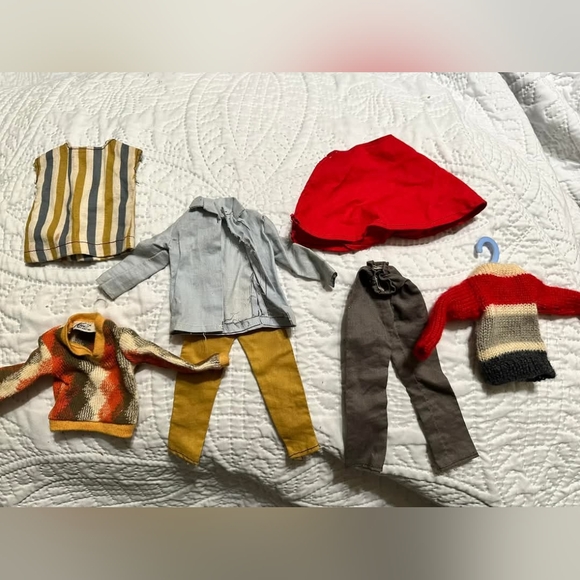 Vintage 60s Barbie & Ken Red Case Midge & Ken Doll Lot Of Clothing & Accessories - Picture 4 of 16